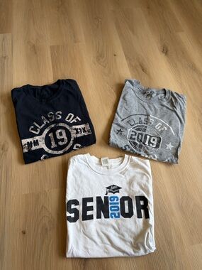 Jostens - Unisex 'Senior 2019' Graphic Tee - White, Gray, Navy Lot - Size M